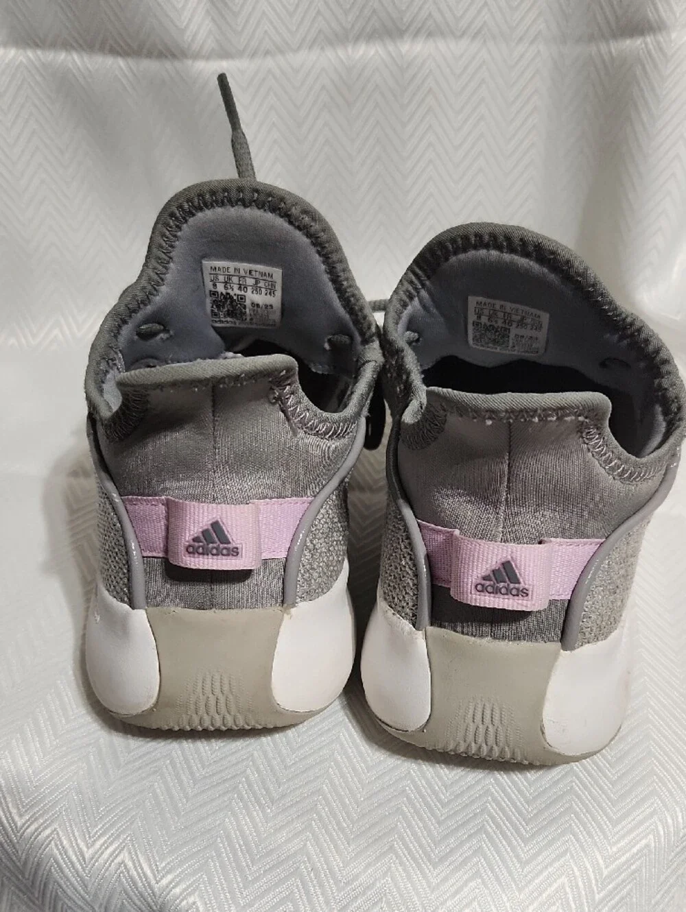 Sz 8 Womens Adidas Gray Knit Sneakers with Light Pink Logo
